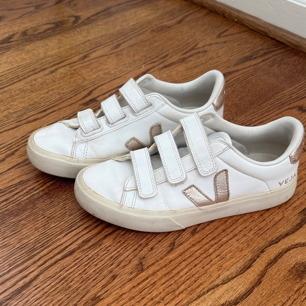 Veja Kids White Leather Velcro Sneakers with Metallic Rose Accents
